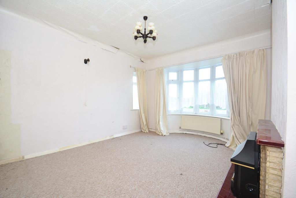 Lot: 25 - DETACHED BUNGALOW FOR REFURBISHMENT AND REPAIR - Living room with bay window